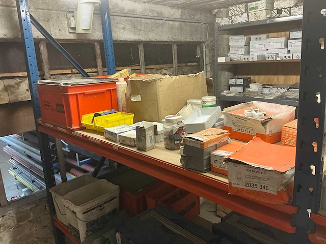 Legbordstelling met inhoud - afbeelding 17 van  21