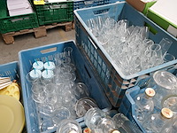 Lege glazen flessen met dopsel + schuimwijnglazen - afbeelding 2 van  4