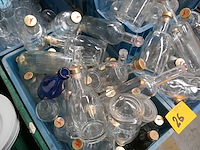 Lege glazen flessen met dopsel + schuimwijnglazen - afbeelding 3 van  4