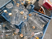 Lege glazen flessen met dopsel + schuimwijnglazen - afbeelding 4 van  4