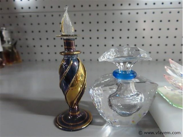 Lege parfumflesjes 4 stuks en kristallen bloem - afbeelding 3 van  4