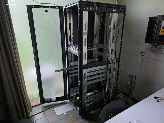 Lege serverrack nn - afbeelding 1 van  2