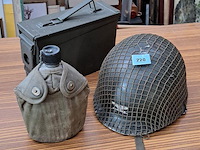 Legerhelm, patroonkoffer, en drink bus - afbeelding 1 van  1