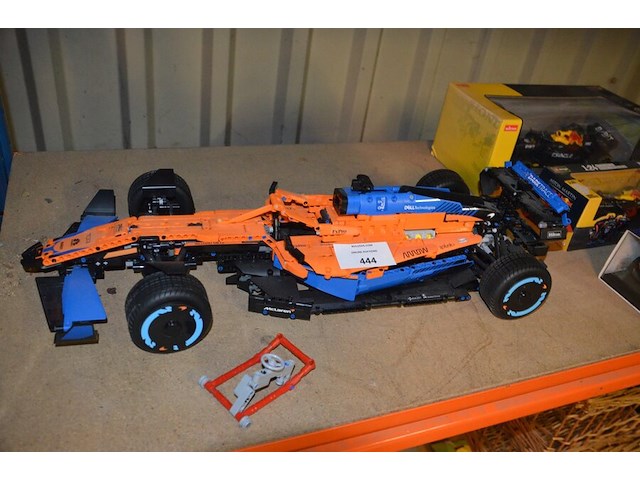 Lego f1 auto, lego motor - afbeelding 6 van  9
