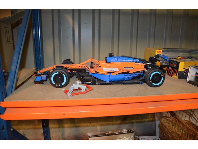 Lego f1 auto, lego motor - afbeelding 9 van  9