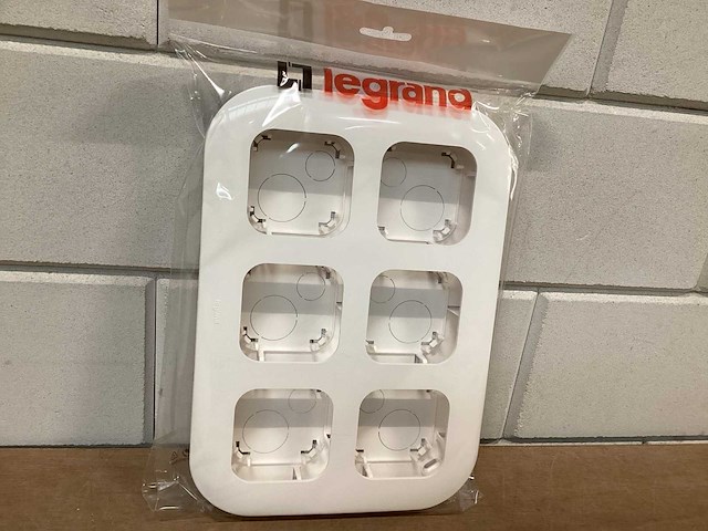 Legrand forix opbouw station, 6 voudig (4x) - afbeelding 1 van  3