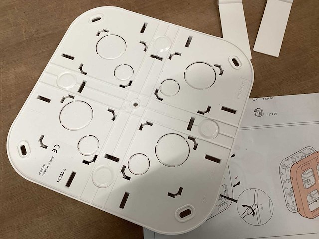 Legrand opbouwrand 4 voudig (31x) - afbeelding 5 van  5