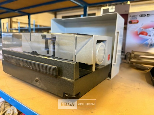 Leitz diaprojector - afbeelding 1 van  4