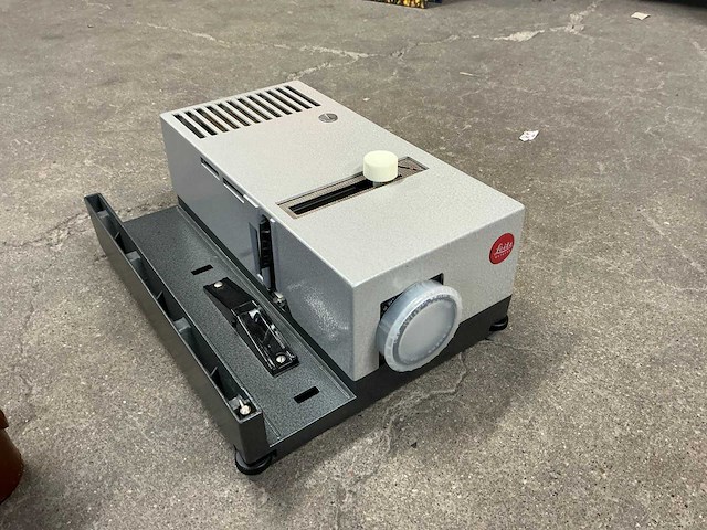 Leitz vintage projectieapparaat - afbeelding 1 van  1