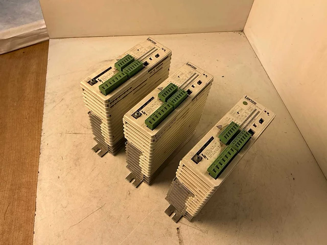 Lenze 33.8202 frequentieregelaar (3x) - afbeelding 1 van  5