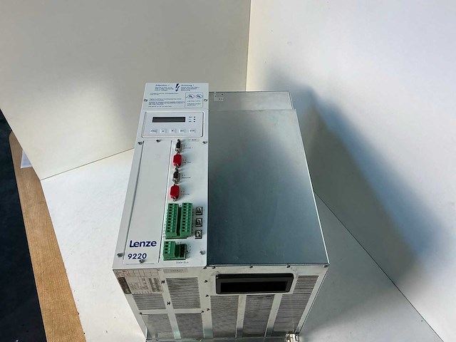 Lenze 9220 33.9228 e frequentieregelaar - afbeelding 2 van  7