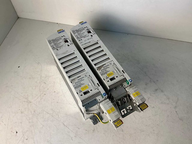 Lenze e82ev152_4c200 frequentieregelaar (2x) - afbeelding 1 van  5