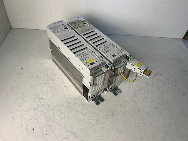 Lenze e82ev152_4c200 frequentieregelaar (2x) - afbeelding 2 van  4