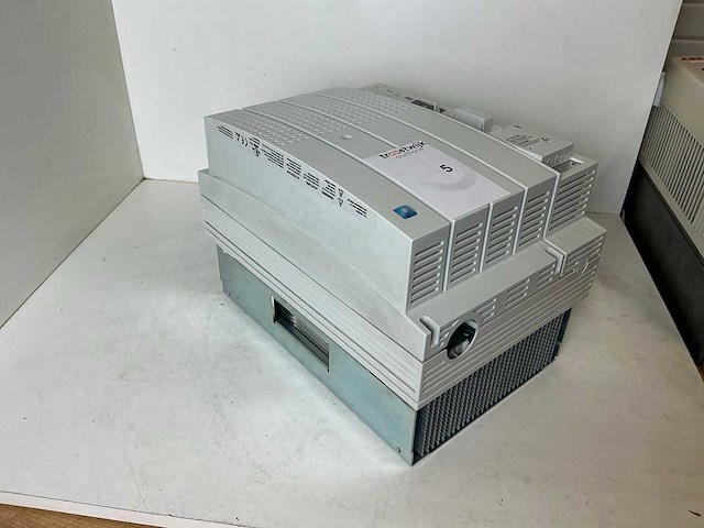 Lenze e82ev223k4b201 frequentieregelaar - afbeelding 3 van  7