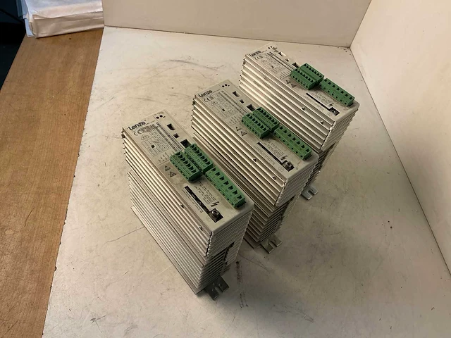 Lenze frequentieregelaar (3x) - afbeelding 1 van  6