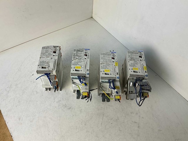 Lenze frequentieregelaar (4x) - afbeelding 1 van  6