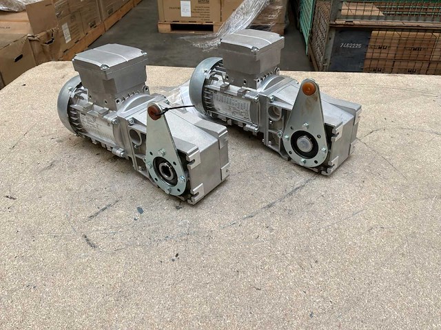 Lenze g500-b45 motorreductor (2x) - afbeelding 1 van  7