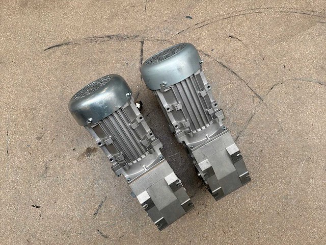 Lenze g500-b45 motorreductor (2x) - afbeelding 2 van  3