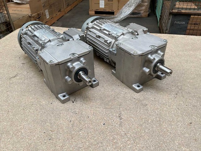 Lenze g500-h100 motorreductor (2x) - afbeelding 1 van  9