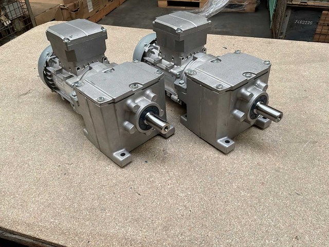 Lenze g500-h100 motorreductor (2x) - afbeelding 1 van  9