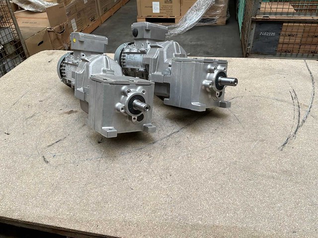 Lenze g500-h100 motorreductor (2x) - afbeelding 1 van  8