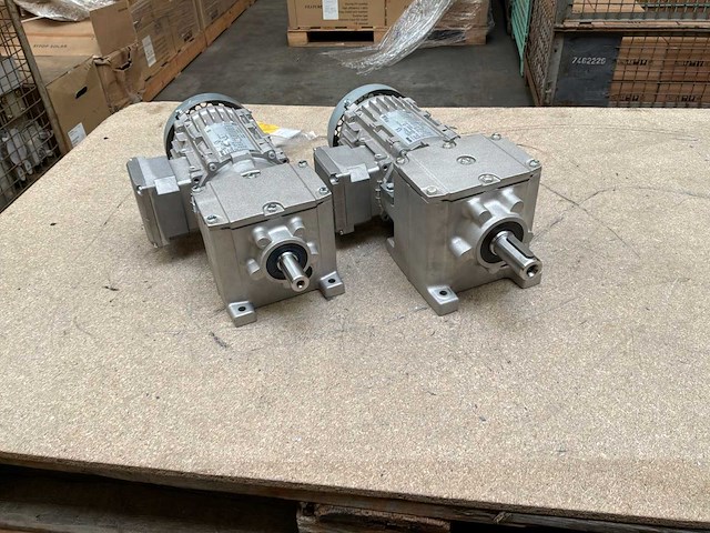 Lenze g500-h100 motorreductor (2x) - afbeelding 1 van  8