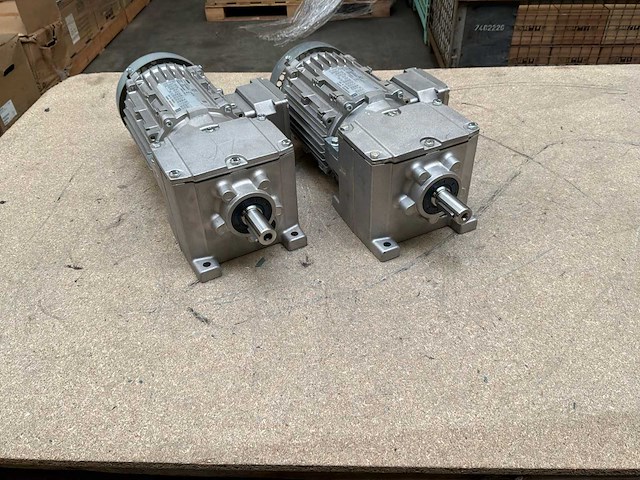 Lenze g500-h100 motorreductor (2x) - afbeelding 1 van  8