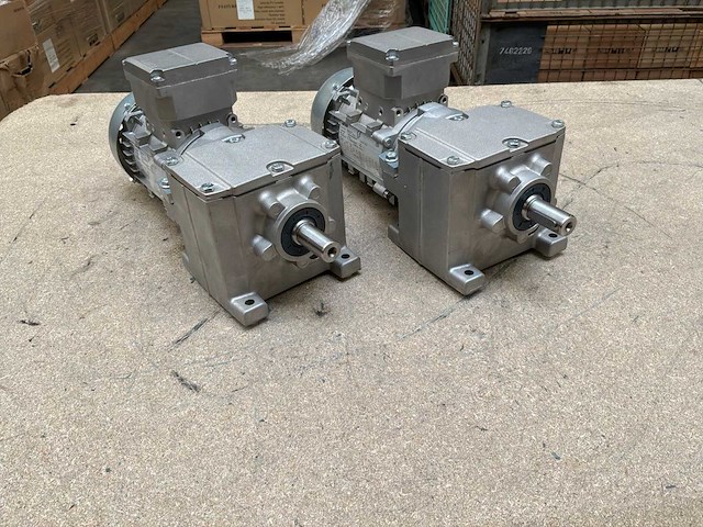 Lenze g500-h100 motorreductor (2x) - afbeelding 1 van  8