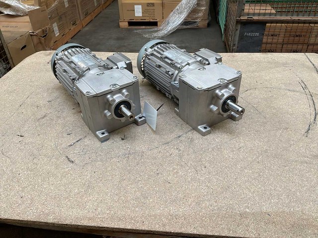 Lenze g500-h100 motorreductor (2x) - afbeelding 1 van  9
