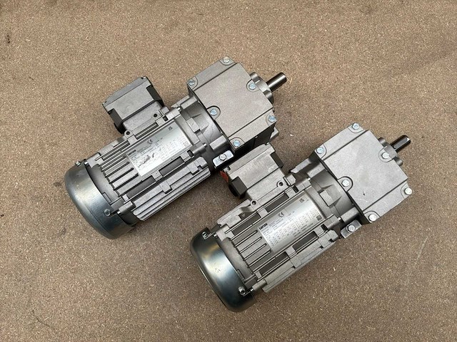 Lenze g500-h100 motorreductor (2x) - afbeelding 1 van  9