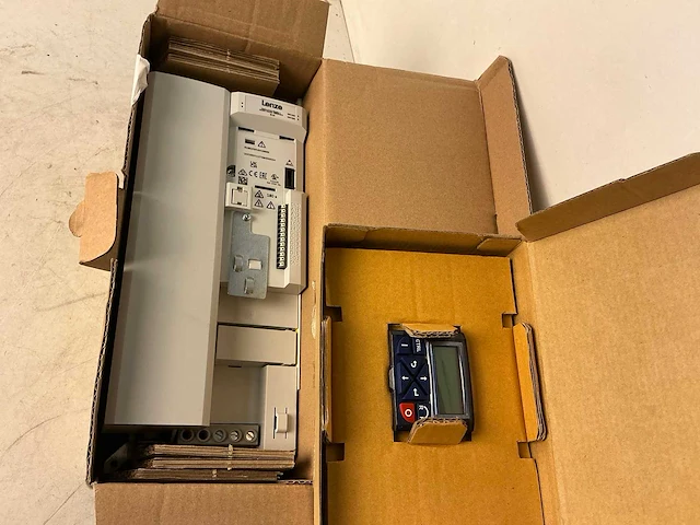 Lenze i51be275f10v10000s frequentieregelaar - afbeelding 2 van  7