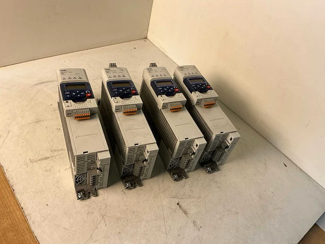 Lenze i550 frequentieregelaar (4x) - afbeelding 1 van  8