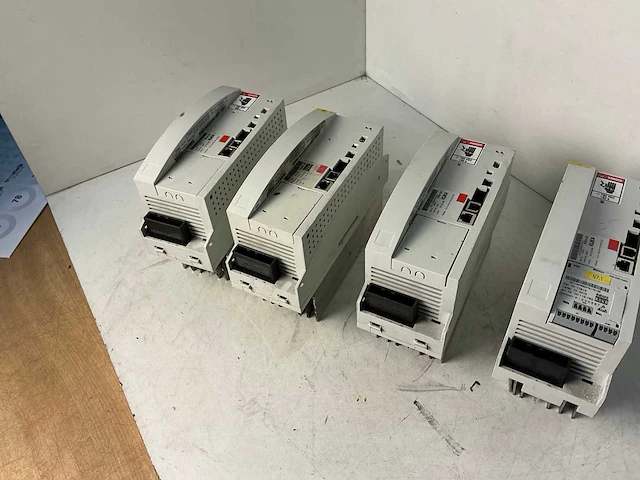 Lenze / kuka servo inverter (4x) - afbeelding 1 van  7
