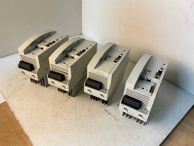 Lenze / kuka servo inverter (4x) - afbeelding 1 van  7