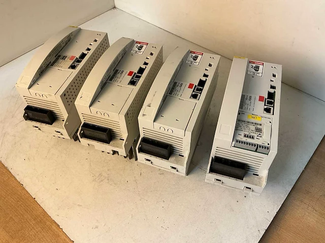 Lenze / kuka servo inverter (4x) - afbeelding 1 van  8