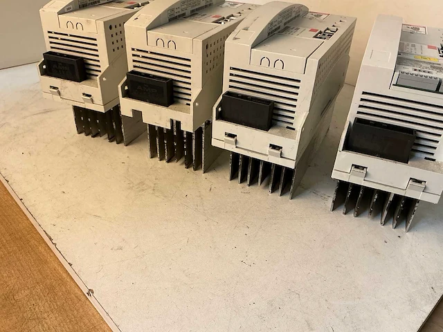 Lenze / kuka servo inverter (4x) - afbeelding 2 van  8