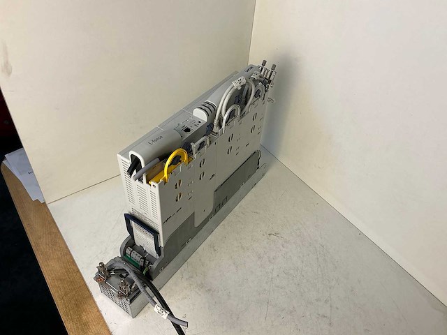 Lenze l-force e94ashe0044 single drive highline frequentieregelaar - afbeelding 1 van  12