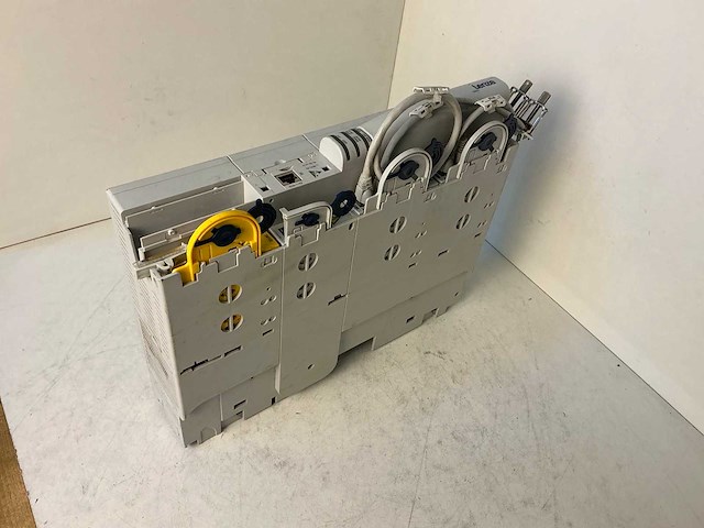 Lenze l-force e94ashe0044 single drive highline frequentieregelaar - afbeelding 1 van  6