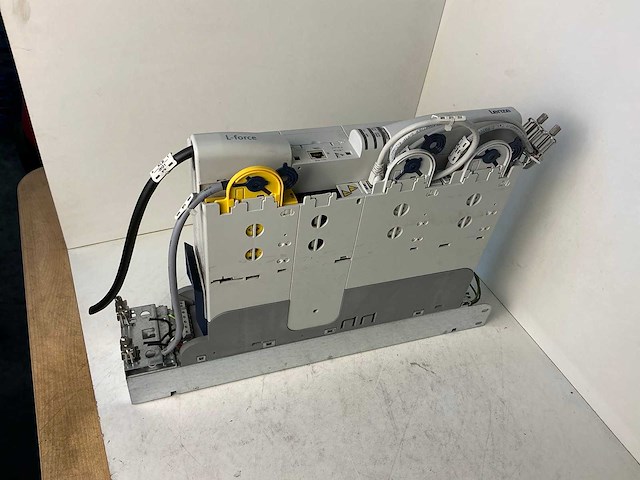 Lenze l-force e94ashe0044 single drive highline frequentieregelaar - afbeelding 1 van  9
