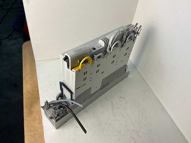 Lenze l-force e94ashe0044 single drive highline frequentieregelaar - afbeelding 1 van  9