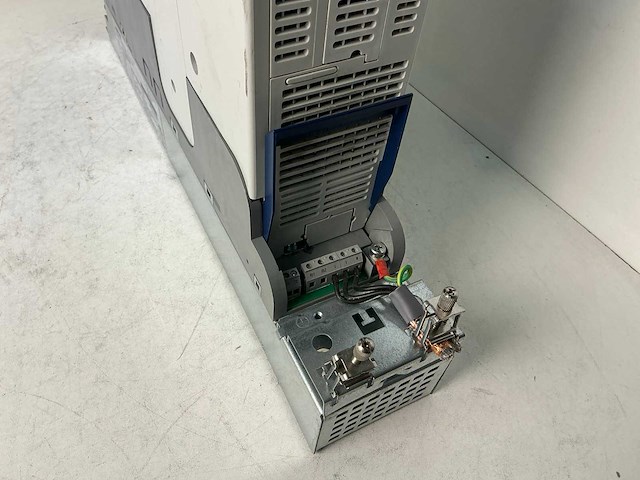 Lenze l-force e94ashe0044 single drive highline frequentieregelaar - afbeelding 8 van  10