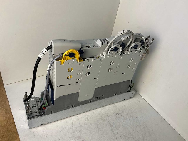 Lenze l-force e94ashe0044 single drive highline frequentieregelaar - afbeelding 1 van  8