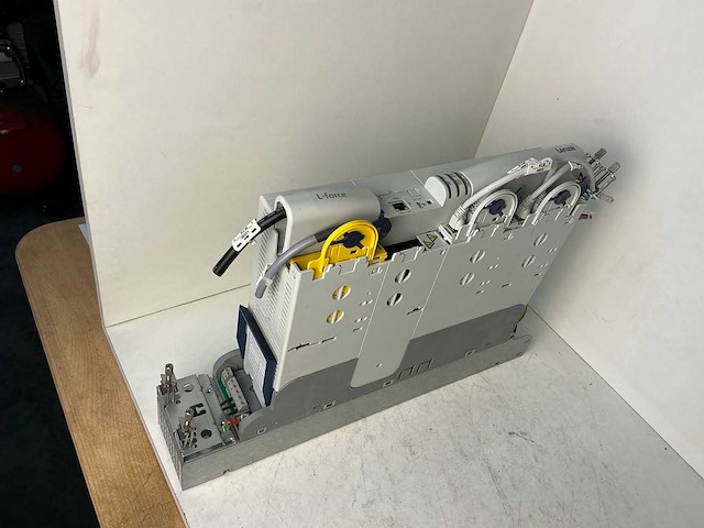 Lenze l-force e94ashe0044 single drive highline frequentieregelaar - afbeelding 1 van  9