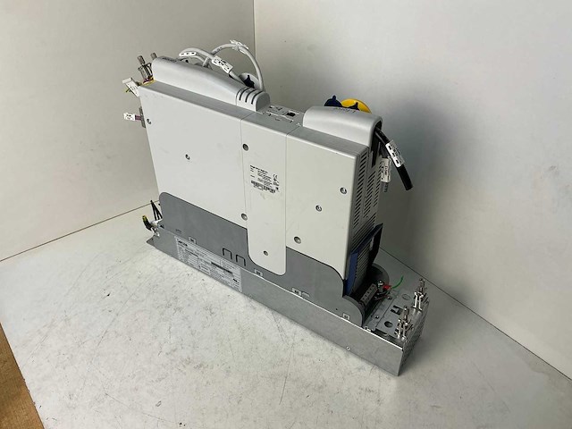Lenze l-force e94ashe0044 single drive highline frequentieregelaar - afbeelding 1 van  4