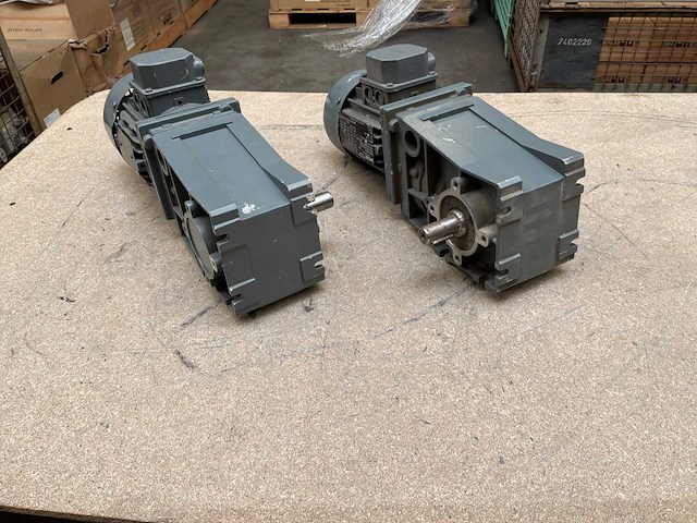 Lenze mdemaxx motorreductor (2x) - afbeelding 1 van  8