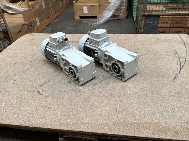 Lenze mdemaxx063-32c0c motorreductor (2x) - afbeelding 1 van  7