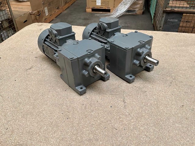 Lenze mdemaxx063-42c0c motorreductor (2x) - afbeelding 1 van  9