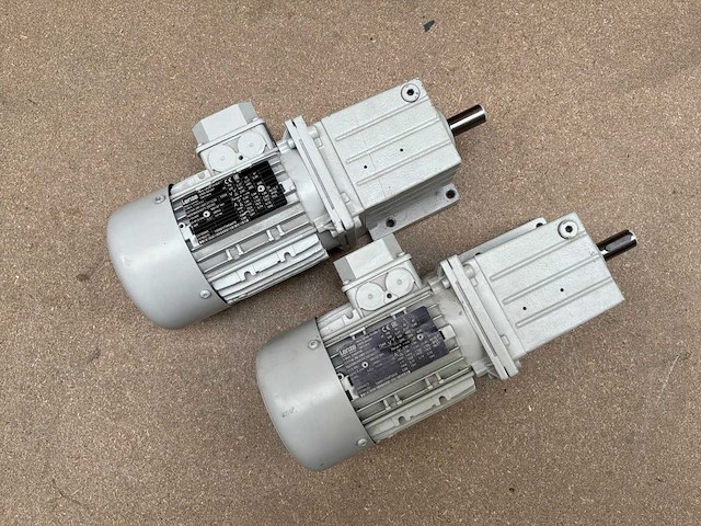 Lenze mdemaxx071-32c0c motorreductor (2x) - afbeelding 1 van  8