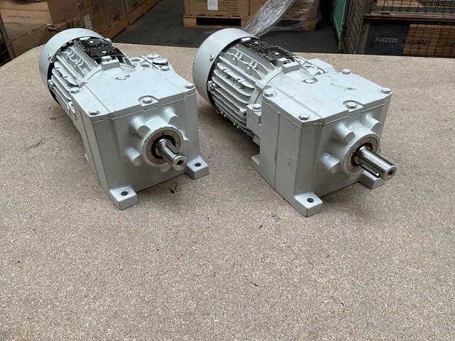 Lenze mdemaxx071-32c0c motorreductor (2x) - afbeelding 1 van  8