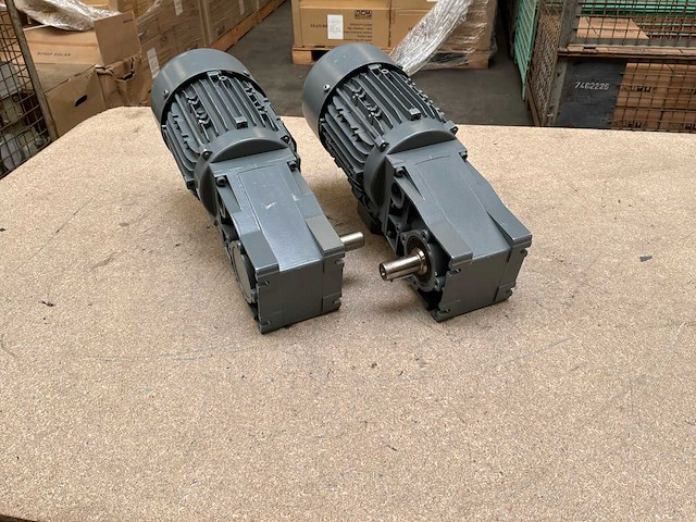 Lenze mdemaxx071-32c0c motorreductor (2x) - afbeelding 1 van  5